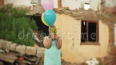 一个戴着防毒面具的小女孩手里<strong>拿</strong>着<strong>气球</strong>穿过被毁的建筑物